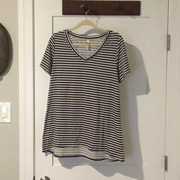 LuLaRoe Tops - LulaRoe v neck T shirt black and white L